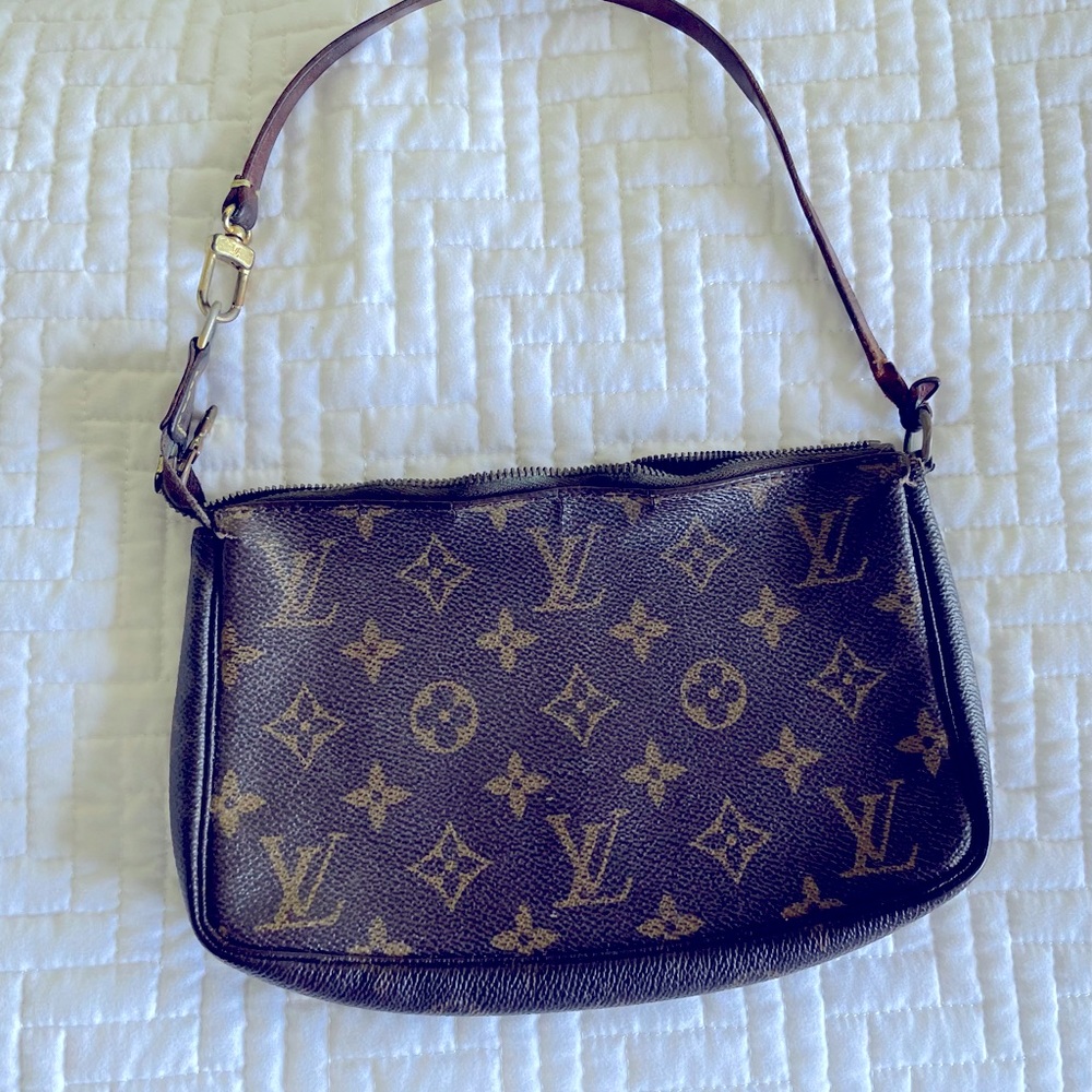 💯 Authentic Louis Vuitton Monogram Pochette Bag